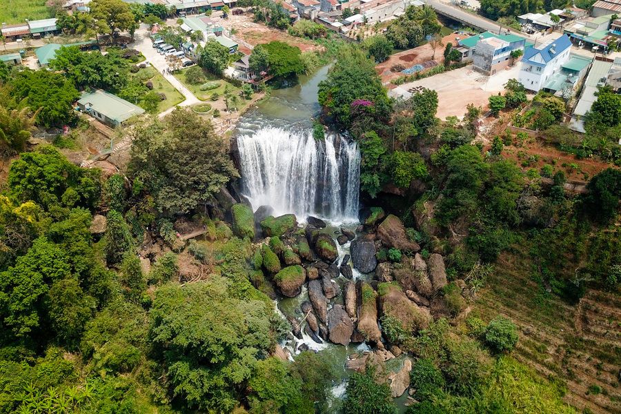 Con thác hùng vĩ giữa đại ngàn