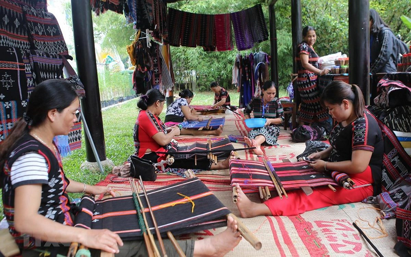 những nghệ nhân dệt vải truyền thống những nghệ nhân dệt vải truyền thống