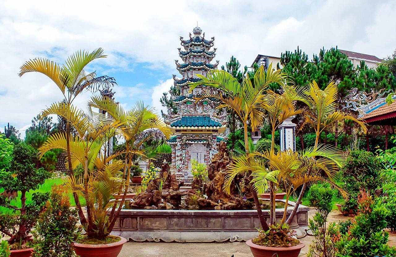 Sân chùa có hồ nước thiết kế hòn non bộ Sân chùa có hồ nước thiết kế hòn non bộ