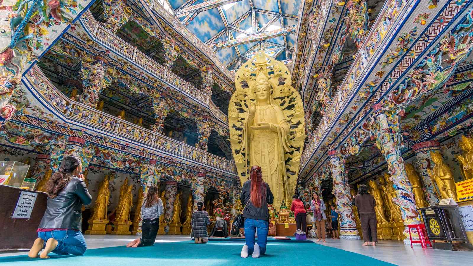 Tượng Quan Thế Âm Bồ Tát trong chùa Linh Phước