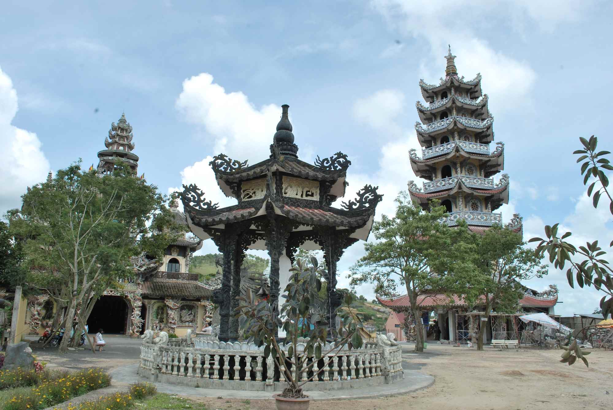  Khuôn viên chùa rộng rãi, thoáng đáng
