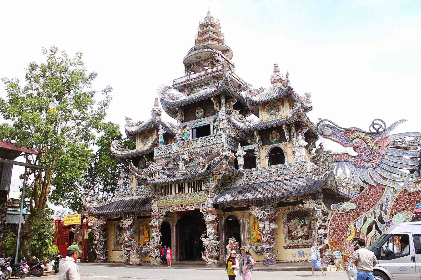 Chùa Linh Phước khảm rất nhiều mảnh sành sứ
