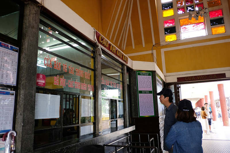 Quầy bán vé đi tham quan với chuyến tàu xe lửa tại nhà ga