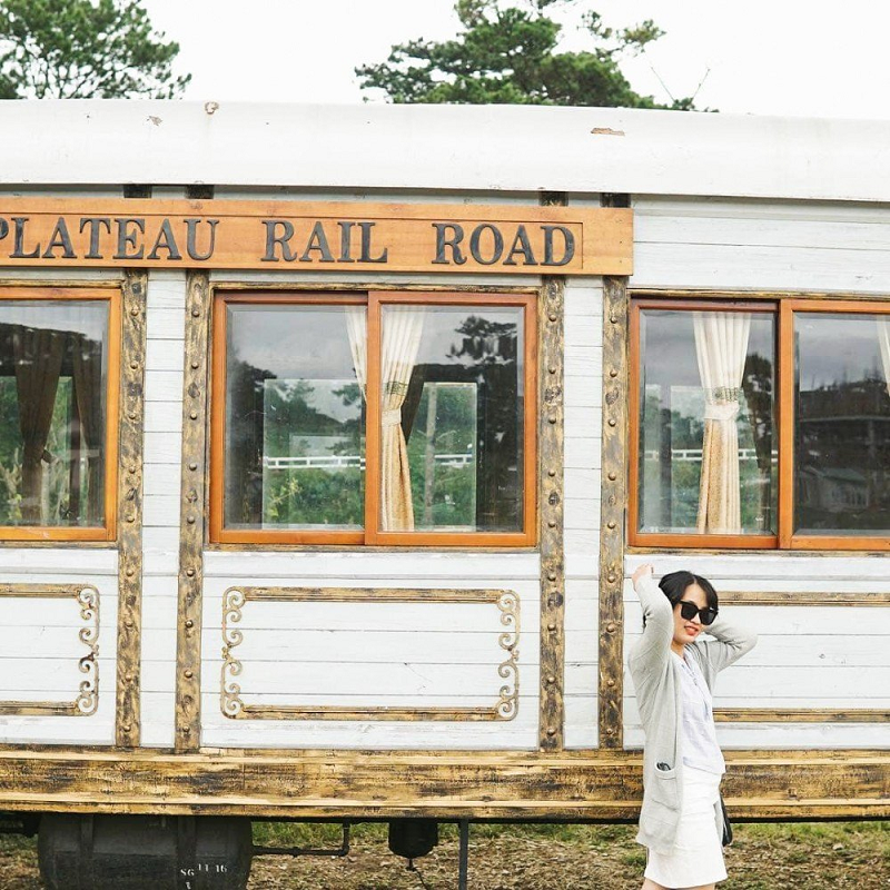 Chụp hình bên các boong tàu 