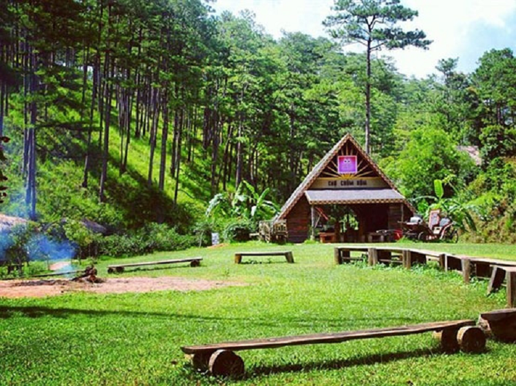 Khoảng bãi cỏ rộng- nơi người dân thường tập trung lễ hội