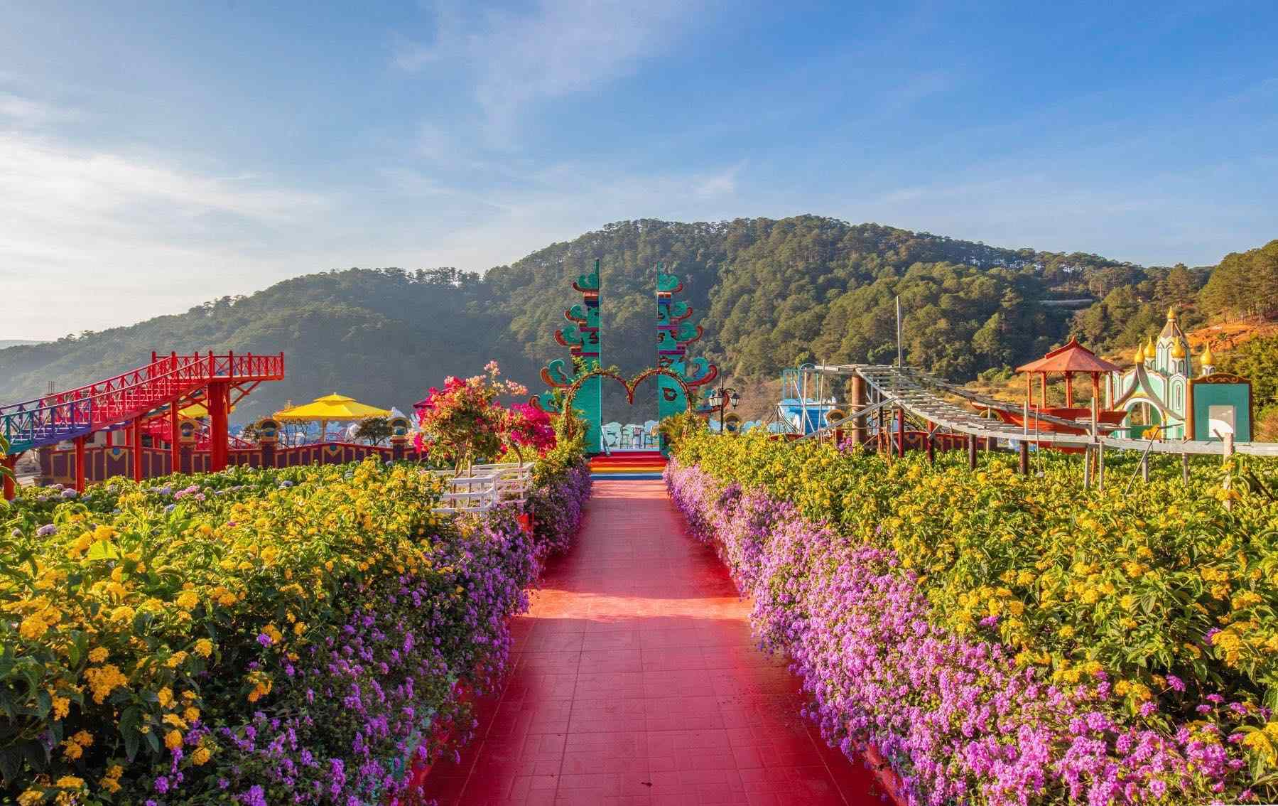 Cổng trời nổi bật đặc sắc giữa vườn hoa