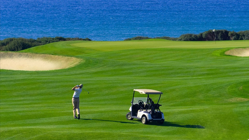 Khách chơi đánh golf