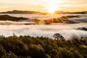 Ngắm mây vờn quanh núi trên đỉnh Hòn Bồ