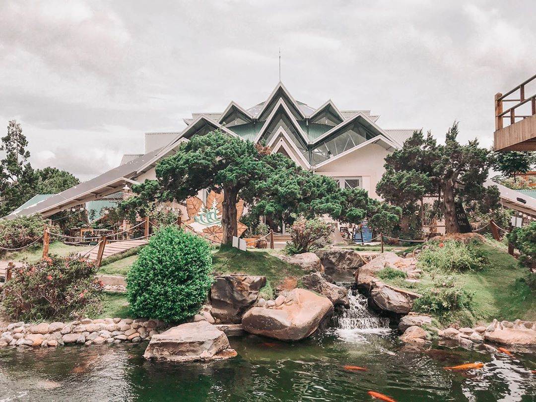 Hồ cá Koi lớn