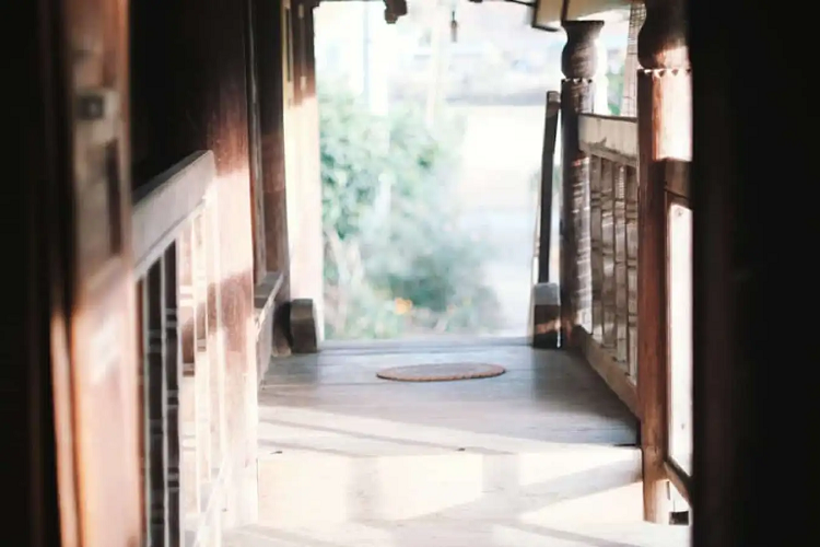 Ngôi nhà gỗ ở phía bìa rừng