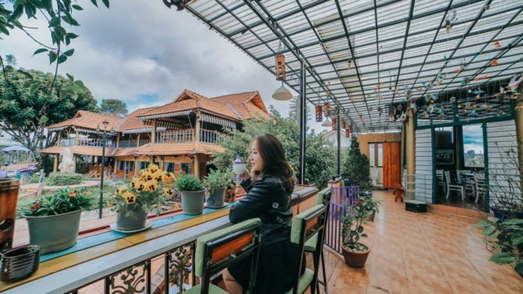check in sống ảo bên ban công
