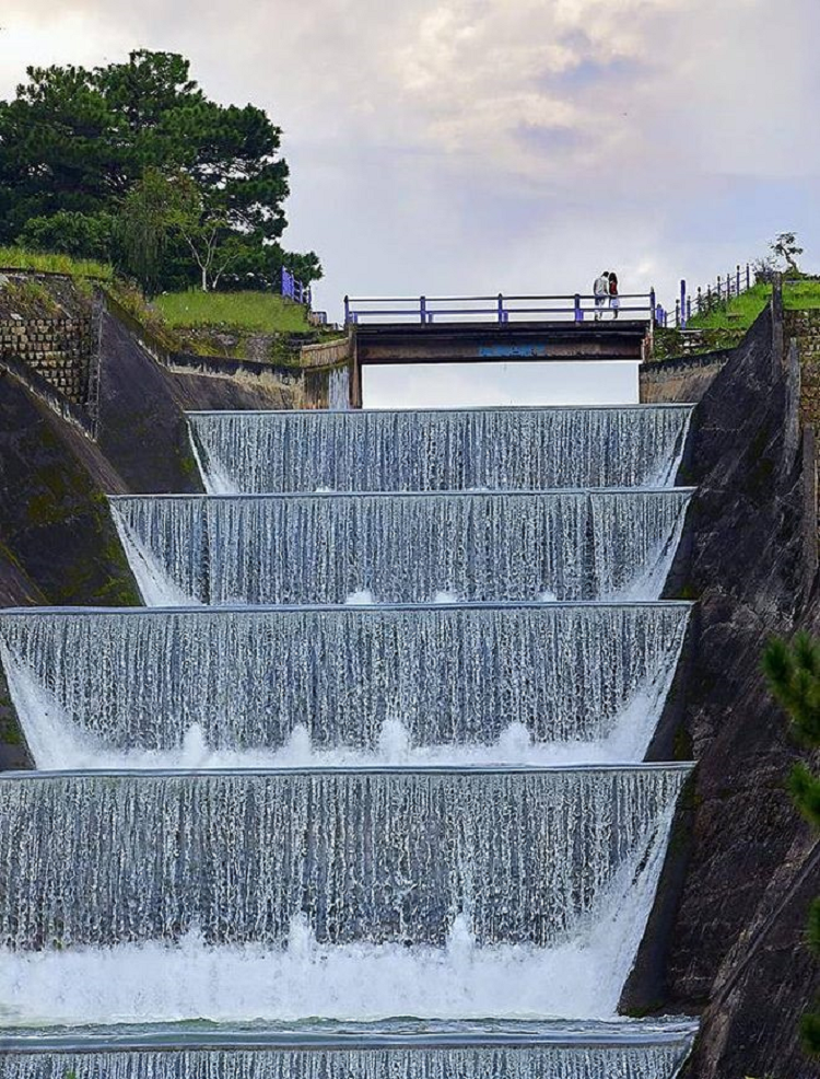 Đập tràn ở hồ Tuyền Lâm ầm ầm chảy