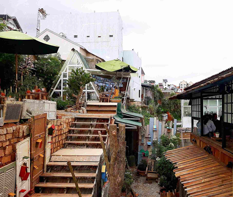 Không gian quán giản dị quán cà phê Vườn Yên