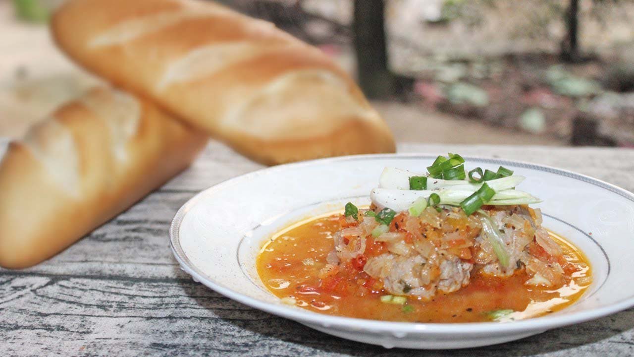 Bánh mì xíu mại sốt cam