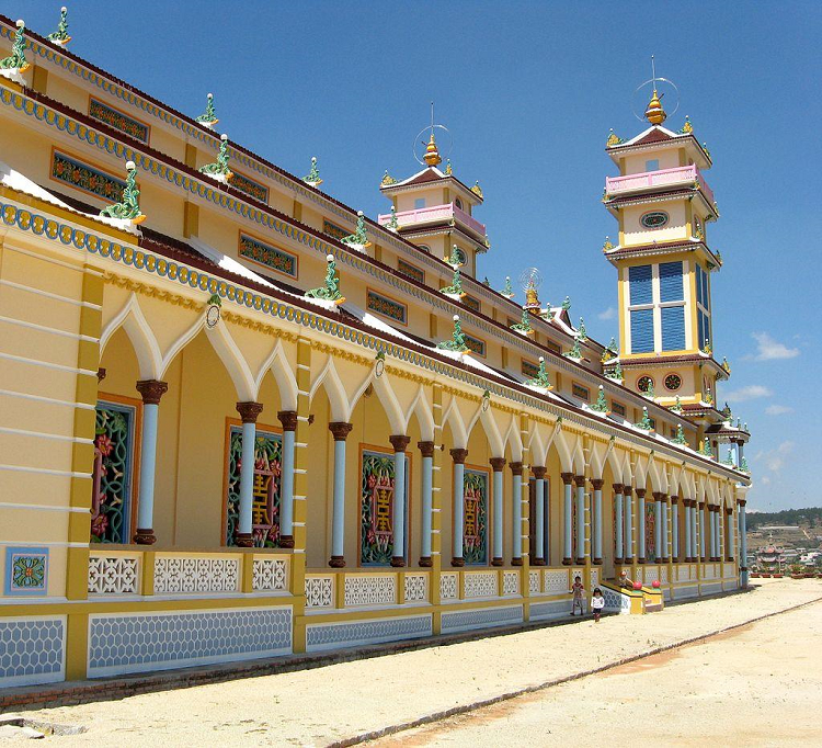 Thánh thất là nơi tín đồ đạo Cao Đài đến hành lễ Thánh thất là nơi tín đồ đạo Cao Đài đến hành lễ