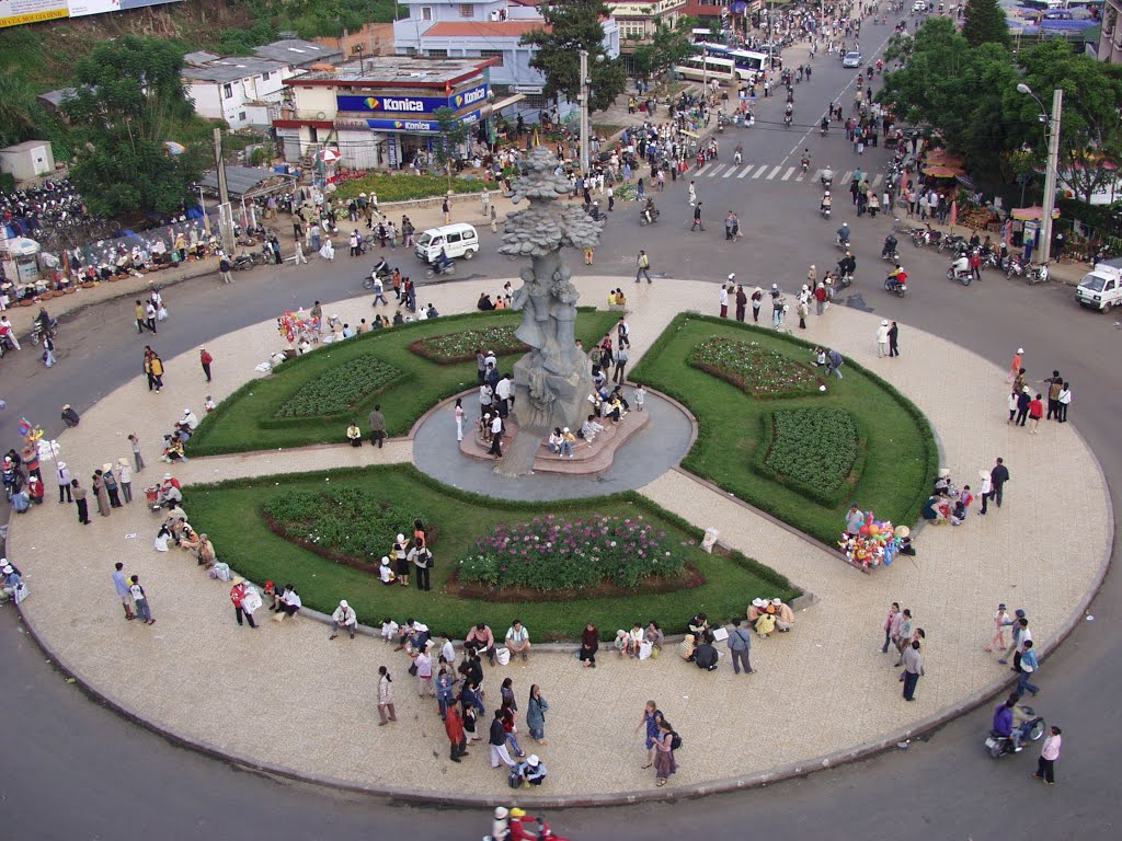 Đường có nhiều bùng binh lớn