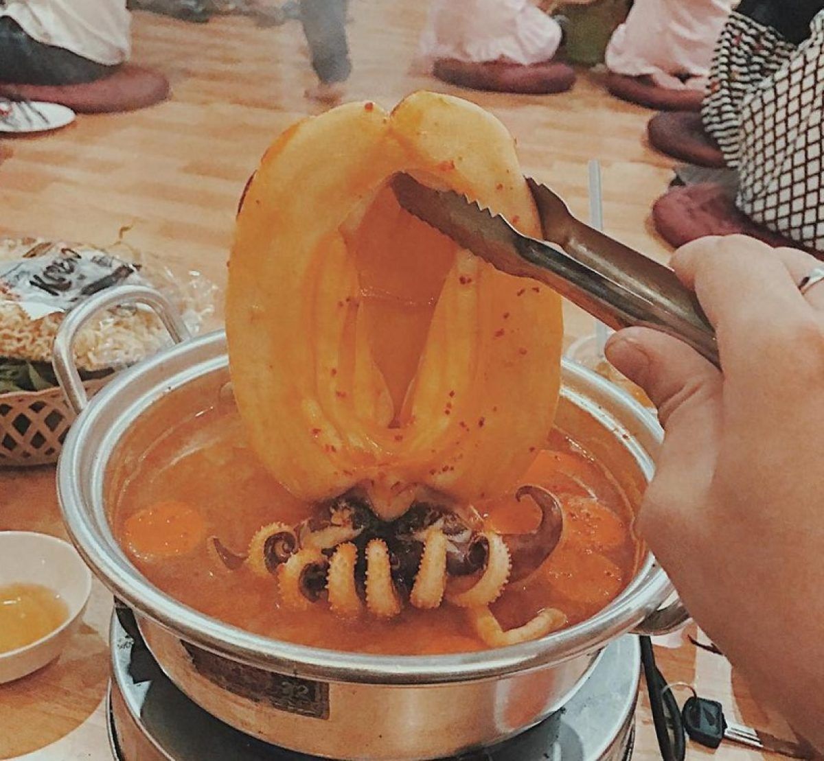 Lẩu mực khổng lồ Khap Bun Kha