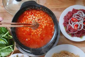 Thưởng thức lẩu bò nhúng cay trứ danh của Tiệm ăn nhà Táo Đà Lạt