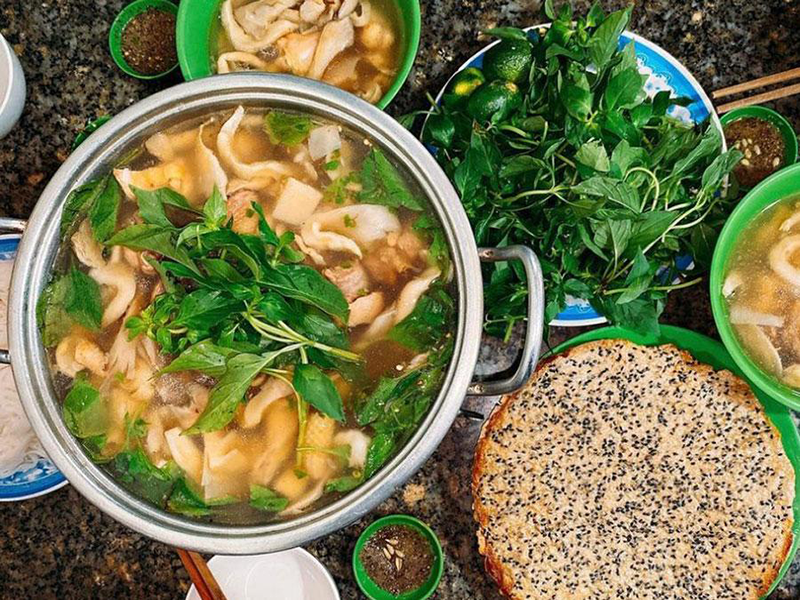 Lẩu gà lá é Hạnh