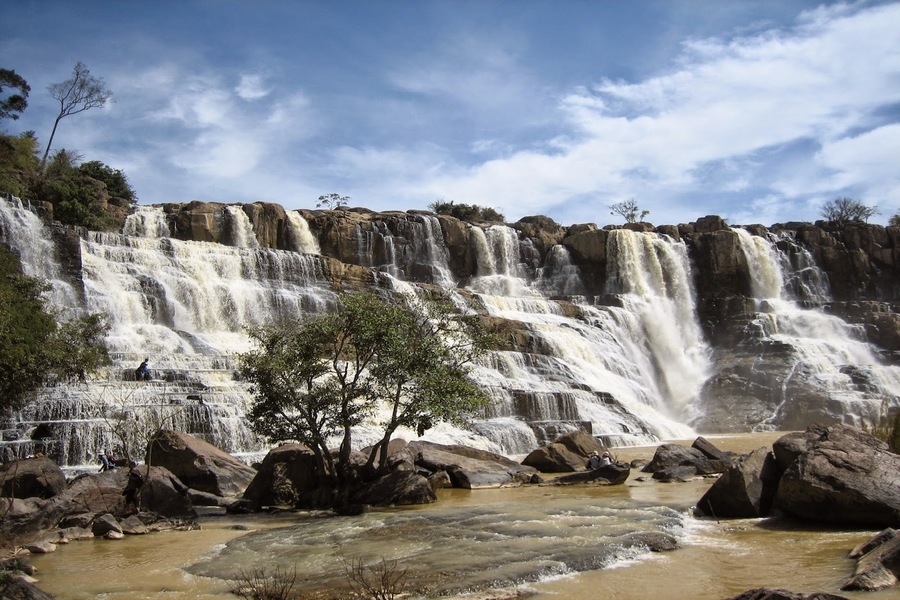 Dòng thác chảy cuồn cuộn