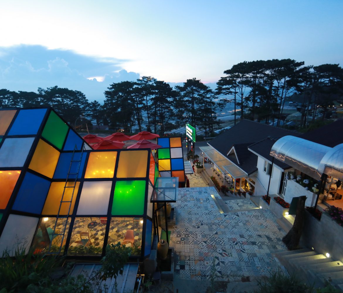Không gian đa sắc màu của Rubik Light Coffee
