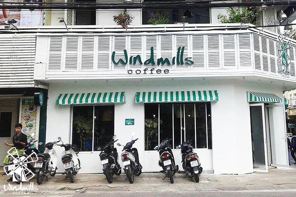 Thưởng thức ly cà phê rang xay đậm đà ở Windmills coffee