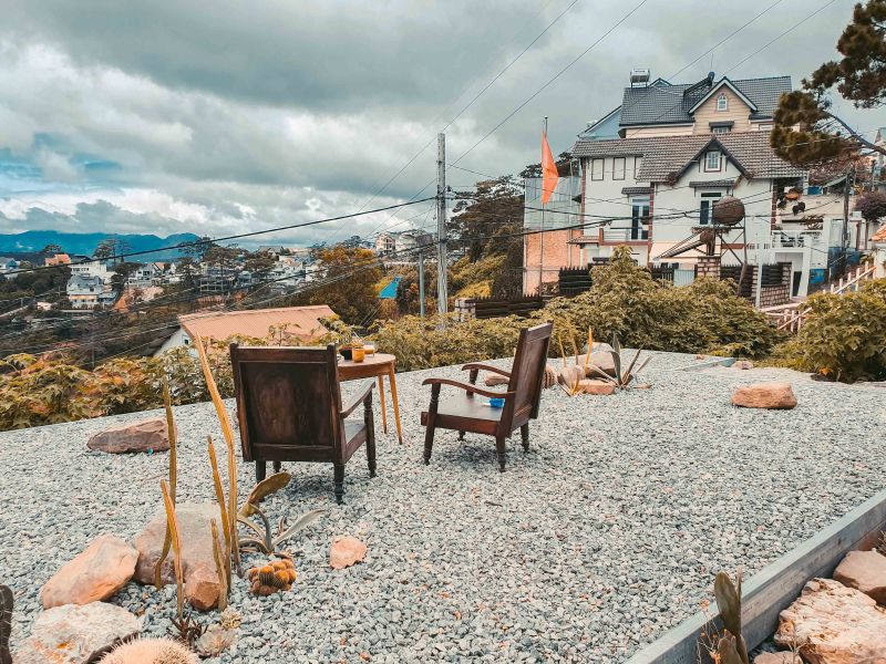 Khoảng sân trước có view ngắm cảnh rừng núi quá đẹp