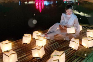 Thả đèn nước tại Thủy Đăng Viên Đà Lạt -Nét đẹp văn hóa Việt