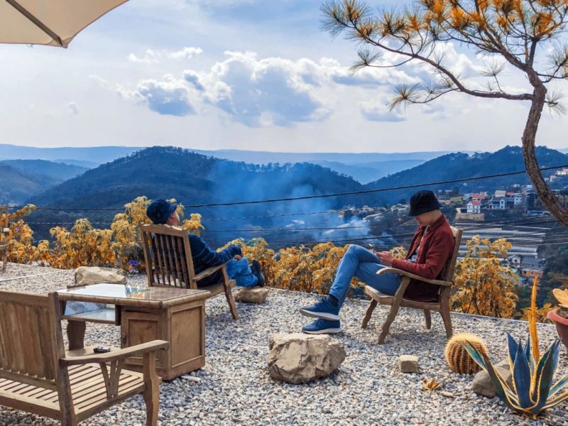 Cafe ngắm núi đồi thư thái