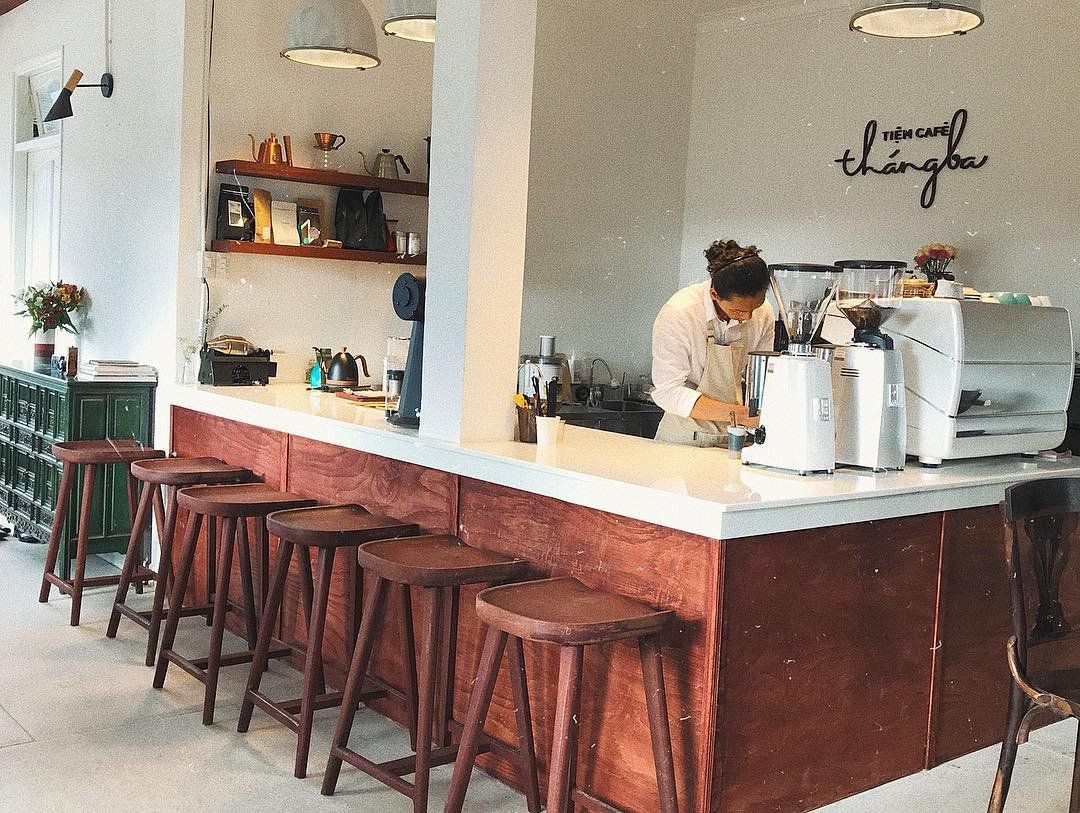 tiệm cà phê tháng 3