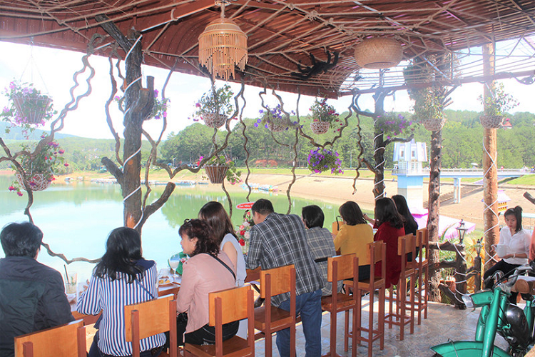 Vị trí ngồi ven hồ uống cafe hóng mát