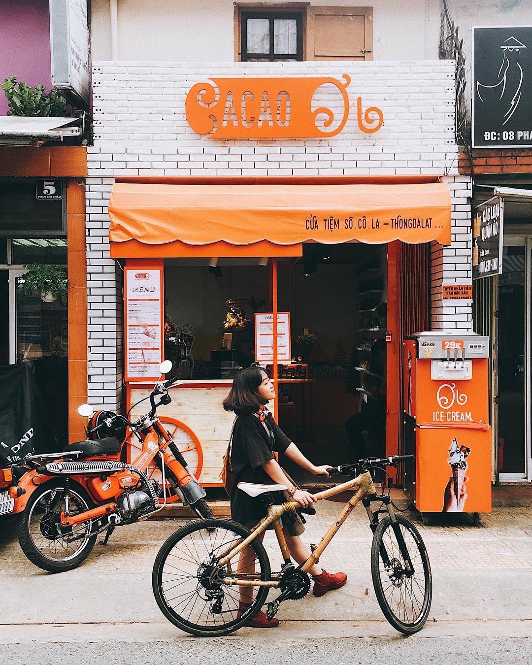 Bức tường cam tại Ca Cao Ơi