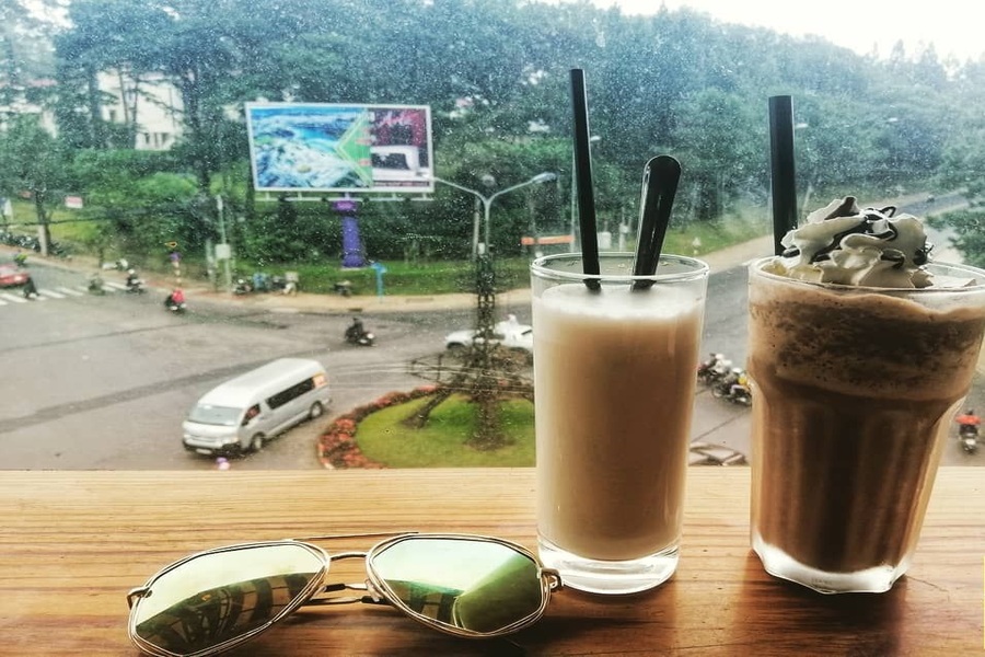 Ngồi ở Tỏi Đen ngắm đường xá