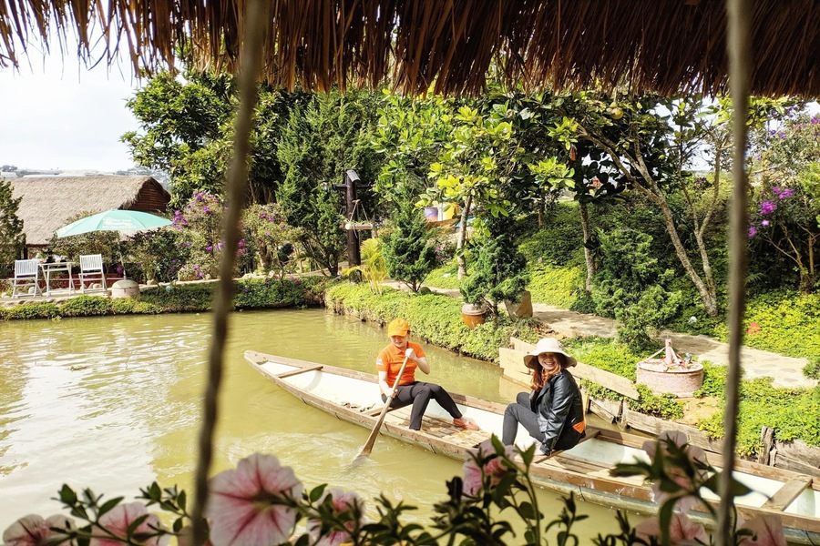 Chèo thuyền trên hồ
