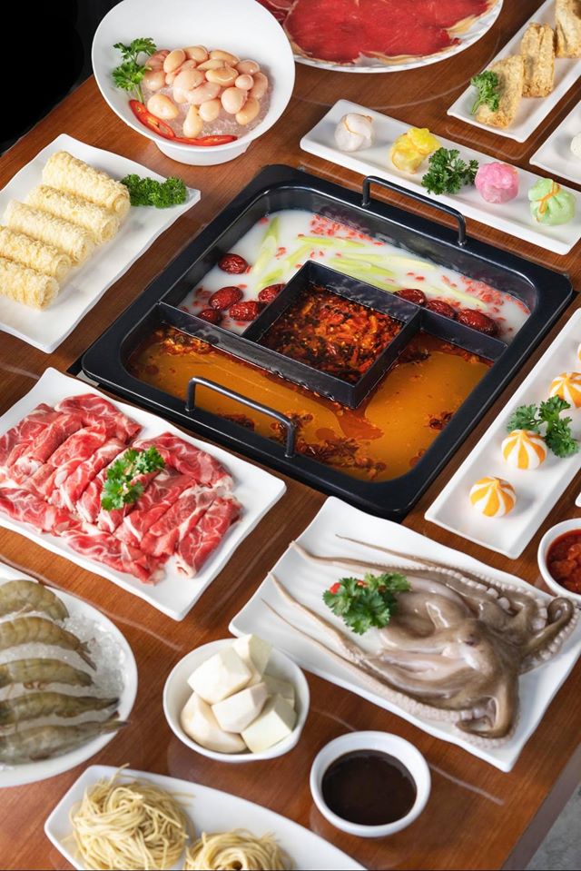 Bàn tiệc thịnh soạn tại Huangshi Hotpot