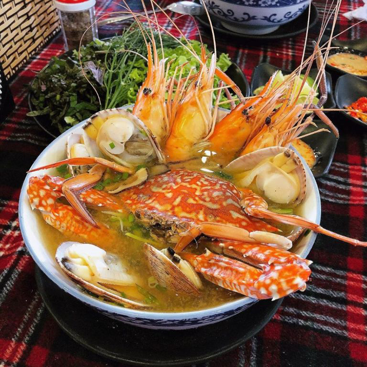 Nhà hàng hải sản sông Hồng