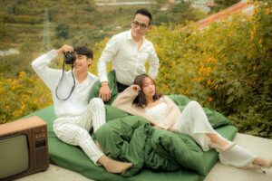 Check in chiếc giường bên hoa dã quỳ tại Tiệm cafe Chị Chị Em Em