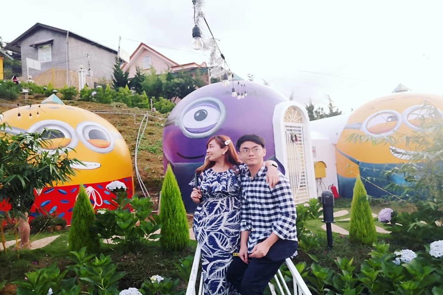 Chụp ảnh check in ở bên các minion