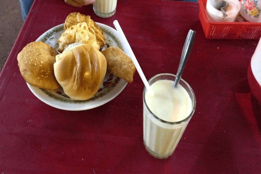 Nhâm nhi sữa đậu nóng