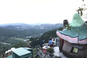 Lạc vào thế giới cổ tích với những căn nhà gỗ ngộ nghĩnh tại Homestay Nắng Xanh