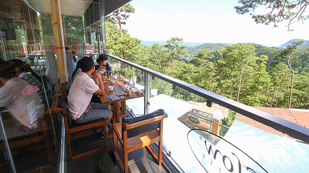 Tầng 2 view hướng ra khu rừng thông thoáng mát Tầng 2 view hướng ra khu rừng thông thoáng mát