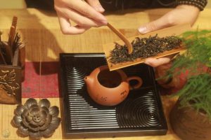 Tự tay trải nghiệm các công đoạn pha trà thơm tại The Young Tea
