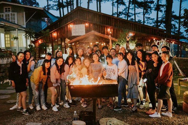 Buổi tối tổ chức tiệc nướng ngoài trời