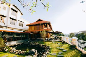 Cafe Tiên Dung – quán cafe bằng gỗ quý Đinh Hương lớn nhất Việt Nam