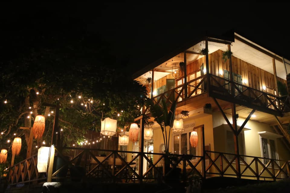 Homestay thắp đèn sáng trưng