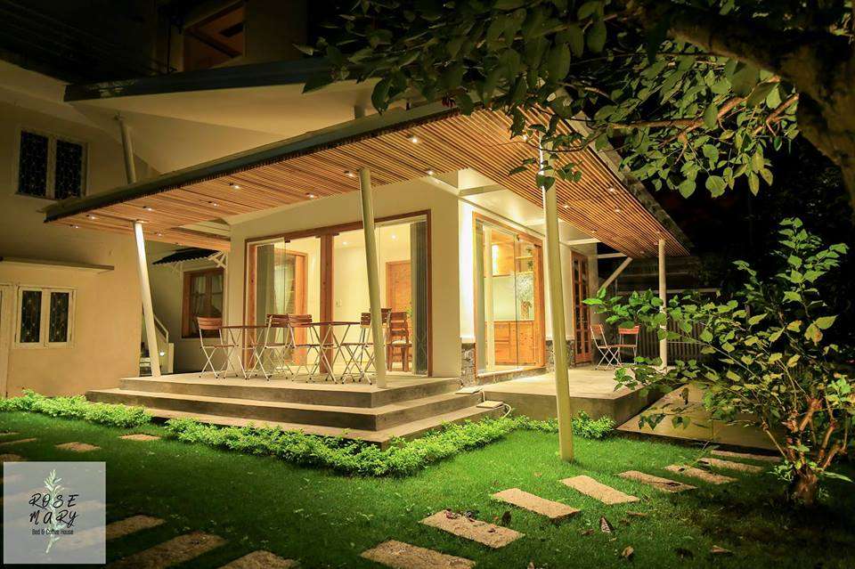 Khuôn viên rộng rãi nhiều cây cối