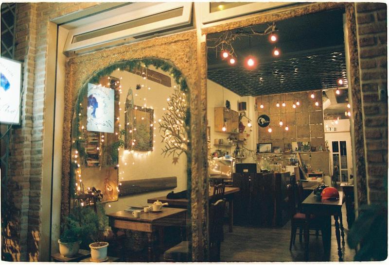 Quán cafe xinh xắn ngay tầng 1
