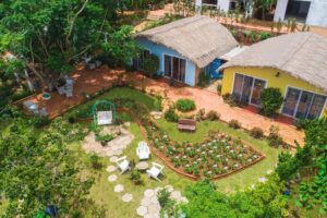 Cocoon Bungalow – Khu lưu trú độc đáo với những ngôi nhà đắp đất mái rơm