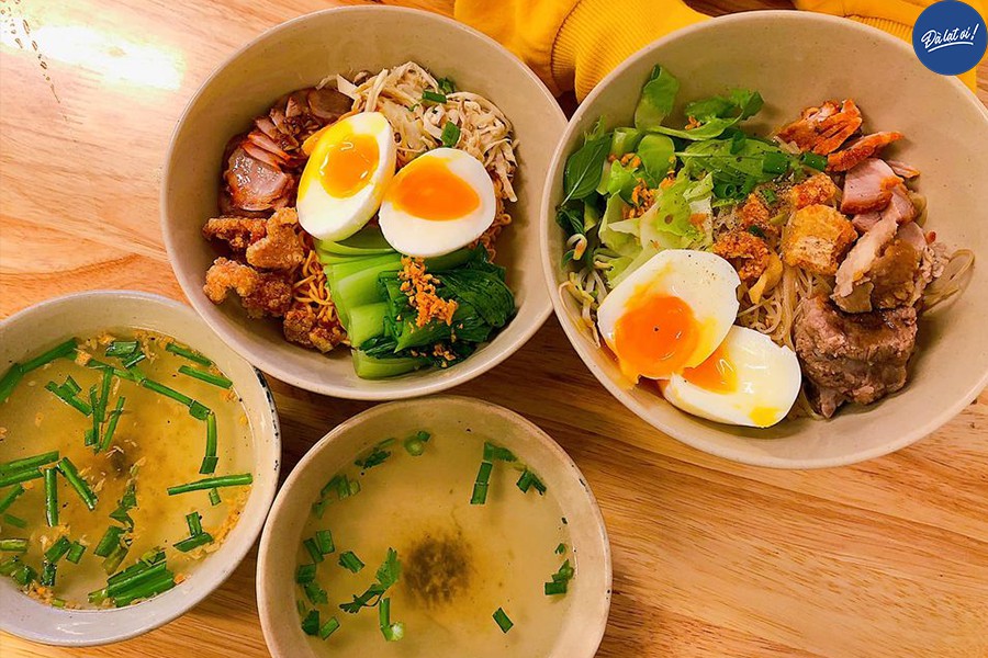 Mì trộn trứng lòng đào A Sỹ