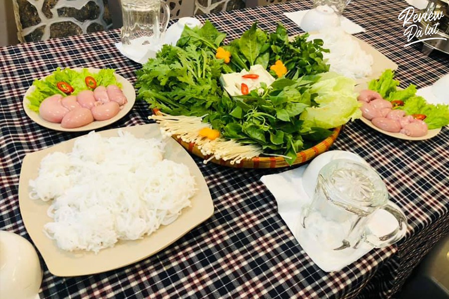 Rau tươi xanh ăn kèm gà tiềm